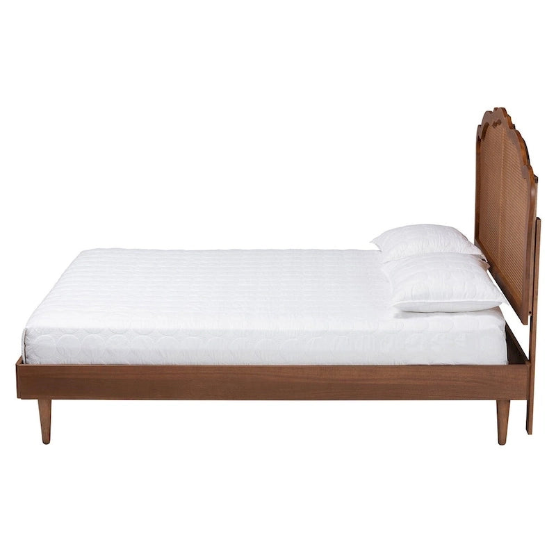 Cama de plataforma de nogal marrón de mediados de siglo con cabecero de ratán – Queen/King