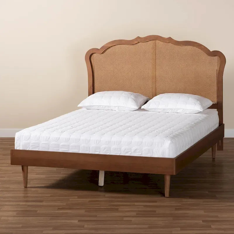 Cama de plataforma de nogal marrón de mediados de siglo con cabecero de ratán – Queen/King